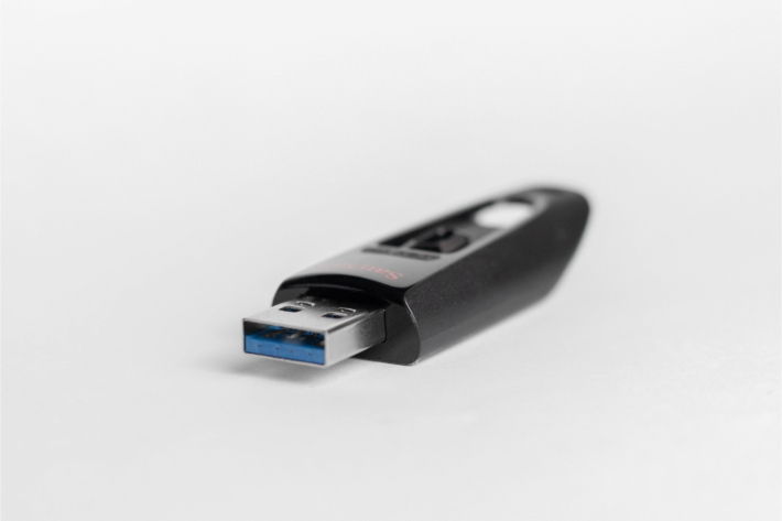 Une clé USB laissée sur un bureau : un rappel qu'il faut se protéger des ransomwares et éviter d'utiliser des appareils de stockage amovibles inconnus