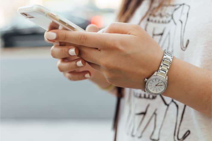 Une femme à la recherche de virus sur son iPhone.