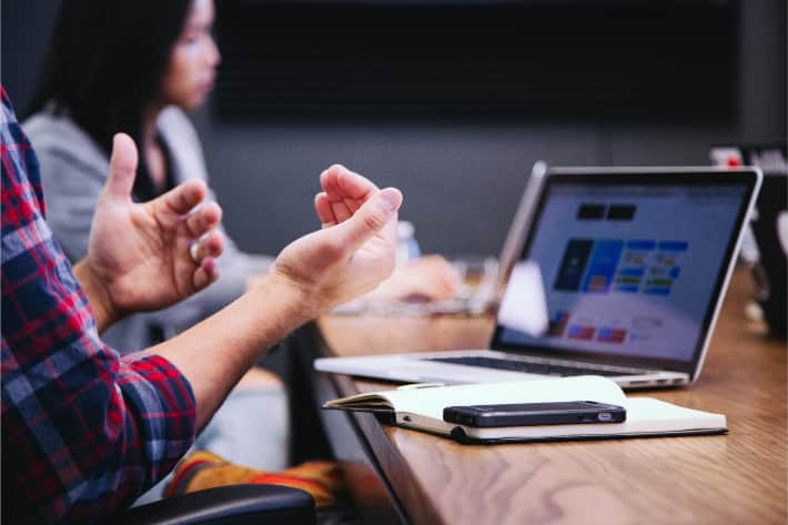 Ordinateurs portables sur une table en bois et des mains