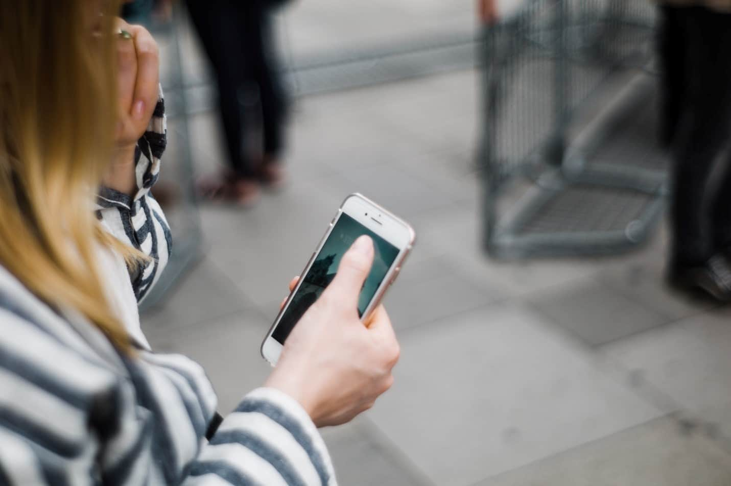 des femmes ciblées par des escroqueries par appareil mobile