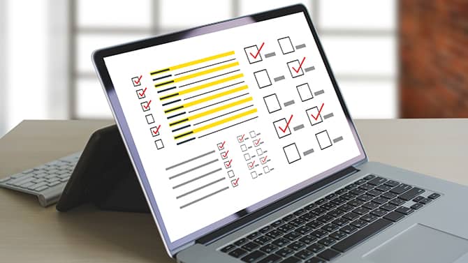 Utiliser une checklist pour votre cybersécurité vous aidera à couvrir les aspects les plus importants de la cyberhygiène. L’image montre un ordinateur portable avec une checklist sur l’écran.