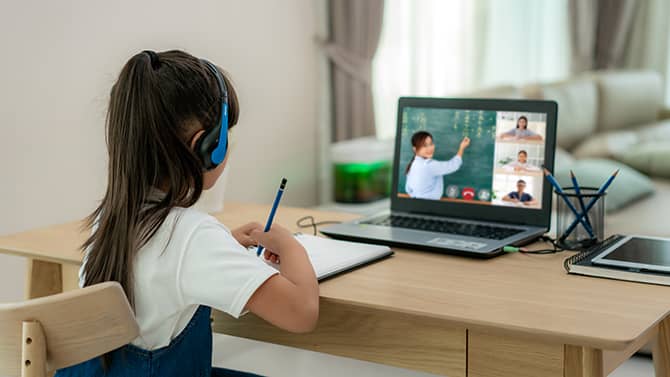 La loi sur la protection de la vie privée en ligne des enfants vise à protéger les enfants de moins de 13 ans contre la collecte de leurs informations personnelles sur Internet. L’image montre une jeune fille en train de suivre un cours en ligne sur un ordinateur portable.