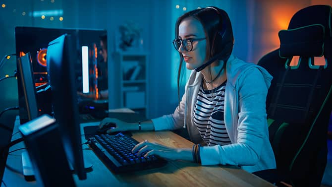 Une femme jouant à des jeux en ligne. Les jeux sont amusants, mais il est important d'être conscient de la sécurité des jeux en ligne.