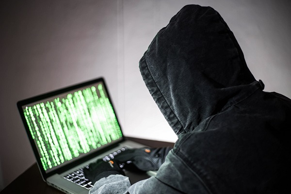 Un homme travaillant devant un ordinateur, frustré se rendre compte qu’il a été victime de piratage